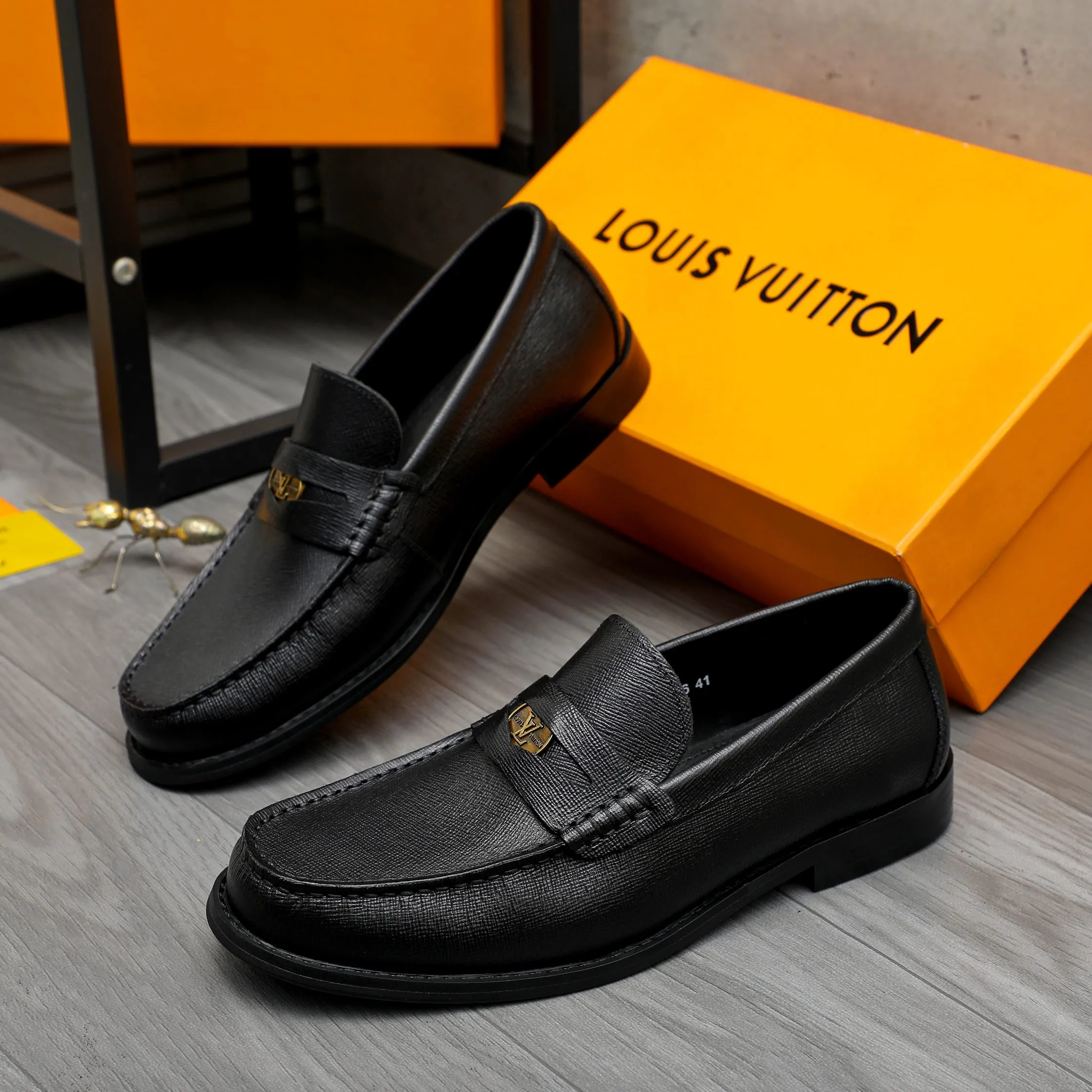 Men's shoes 💰p460 Product trademark: LV (Louis Vuitton) business slip-on leather shoes. Regular size: 38-45 (45 is custom-made and non-returnable) Product materials: Selected high-quality vertical grain cowhide upper, cowhide lining, original rubber outsole